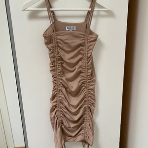 Klänning - En jättefin klänning som aldrig har kommit till användning från madlady. Köpt för 500 kr :)