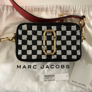 Marc Jacobs Snapshot Bag oanvänt skick, alla lappar kvar - Väska från Marc Jacobs, endast använd en gång, säljs med alla lappar + dustbag. Nypris 5595 kr. Bella Hadid har samma väska i silver/guld. Kan sälja till lägre pris om du köper fler grejer från mig :) Säljer mycket designerkläder och accessoarer.