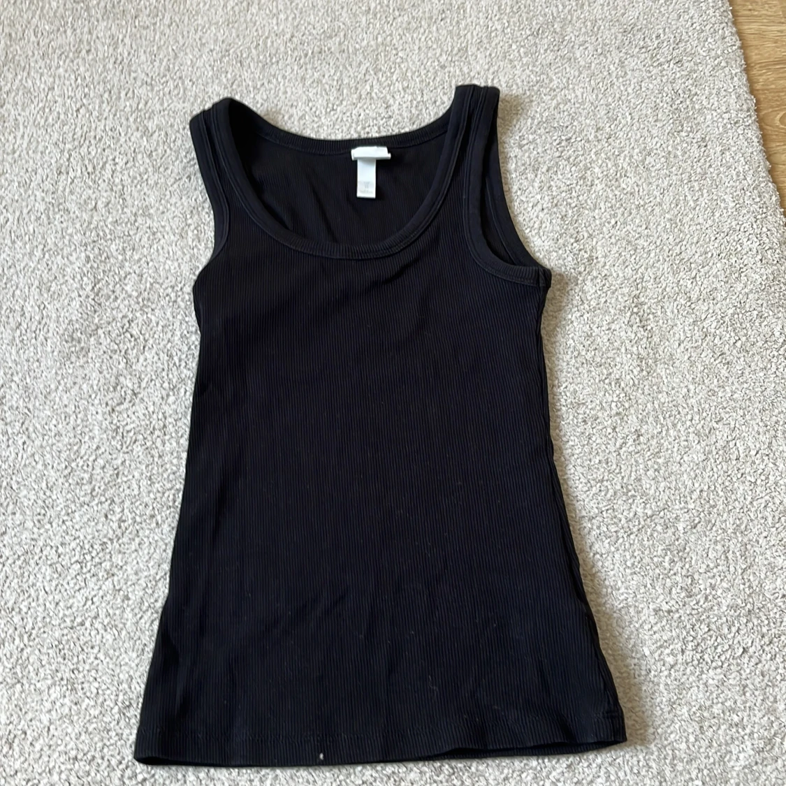 Ett svart basics linne frĂ„n H&Mđ€đ€