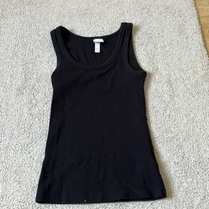 Ett svart basics linne från H&M🖤🖤 - Ett linne från H&M, linnet är i bra skick och har använt den ca 1-2 gånger 🥰