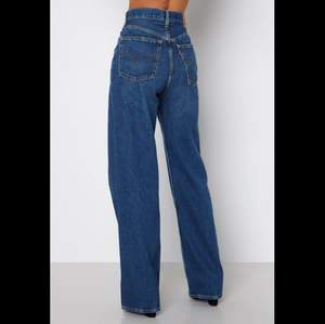 Nyköpta Levi’s Jean, aldrig använda. Säljer då jag köpte en storlek för lite. Supersnygga wide leg jeans med perfekt trendig längd. Original-pris 1300kr💖 passar S/XS