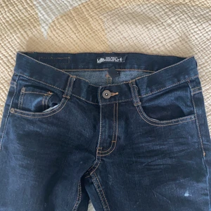 Lågmidjade raka jeans - Fina lågmidjade raka jeans i mörkblå💗Dem passar nog dig som är 158-162 cm långa👍🏻skriv privat