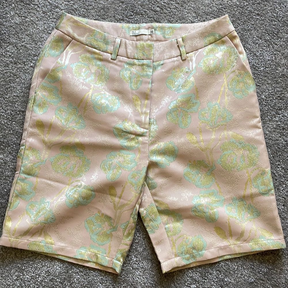 Shorts med mönster - Nelly | Plick Second Hand
