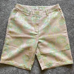 Aldrig använda!!! Shorts med mönster/ broderi på. Byxorna är rosa med turkos/ljusblåa och guldiga detaljer, som på bilden. Strl 36. Frakt ingår EJ i priset💗