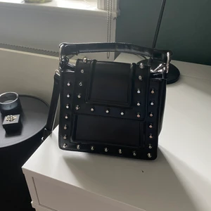 Väska - Säljer min coola lilla väska från zara med nitar. Den är nästintill oanvänd