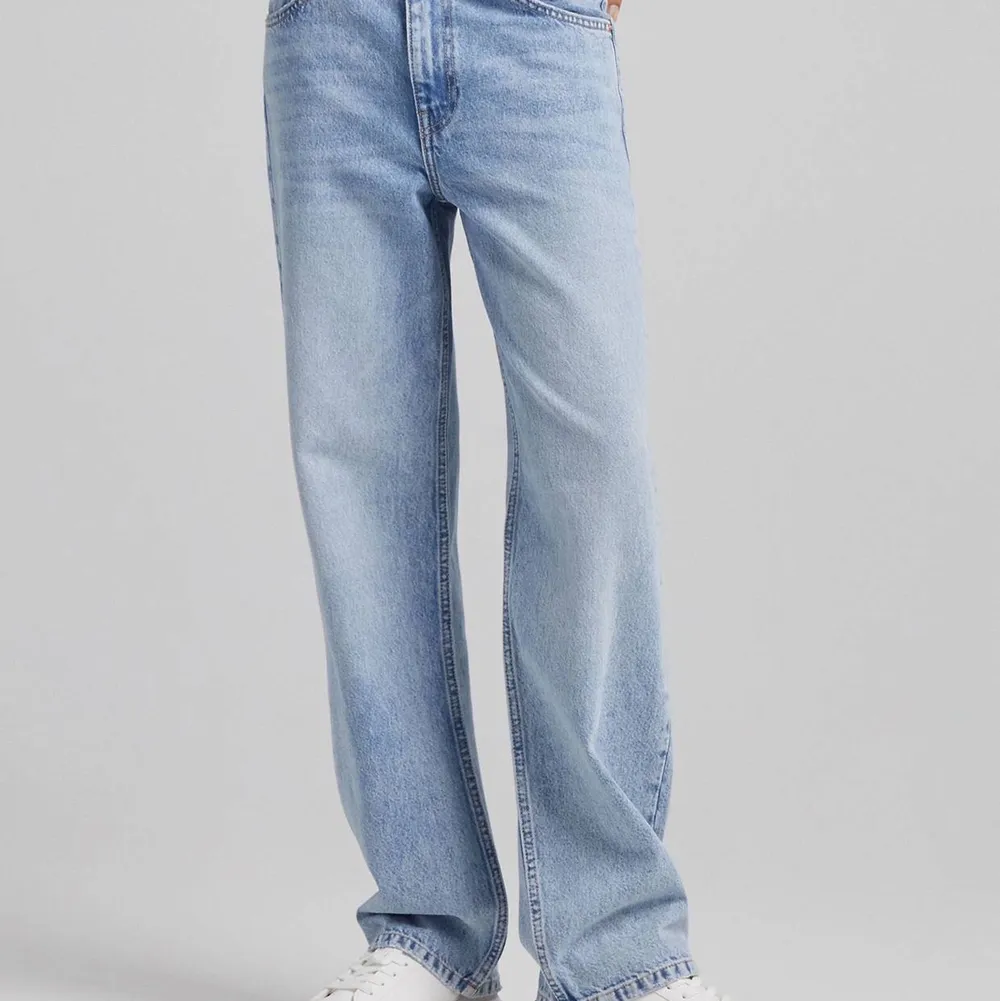 Superfina somriga lågmidjade jeans. De är lösa i passformen och långa i benen. Helt oanvända med lapparna kvar. Jeans & Byxor.