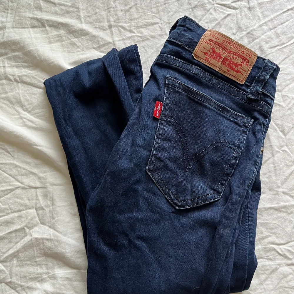 jätte fina Levis jeans i strl xs , själva lappen uppe i kanten av byxan har spruckit lite men är annars inget fel på dem. Jeans & Byxor.