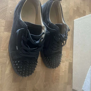 Christian Louboutin  - Röda sulor i bra skick!  Riktigt fina skor, size 40!