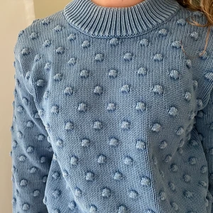 Blå stickad tjocktröja från weekday - En blå jätte gullig stickad tröja från weekday i storlek S! Bra skick 