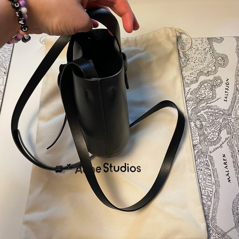 Superfin väska från Acne Studios, modellen heter Musubi Bucket Bag.. Väskor.
