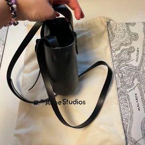 Väska från Acne - Superfin väska från Acne Studios, modellen heter Musubi Bucket Bag.