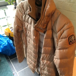 Parajumper vårjacka  - Beige parajumper i nyskick