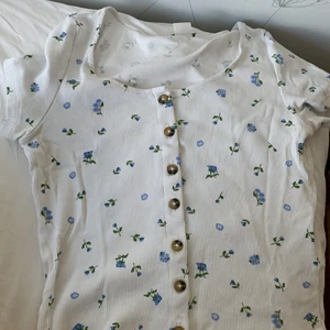 Blåblommig topp - Blommig topp med knappar från monki