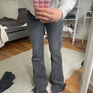Ginatricot jeans med hål i på knät - Jag säljer mina super fina svart/gråa jeans ifrån ginatricot. Dom är endas testade.Jag köpte dom i vintras för 399kr nypris,jag säljer dom för 200kr.Jag är 159cm och har lite större lår, funkar att klippa efter sin längd,eftersom dom är fransiga vid foten