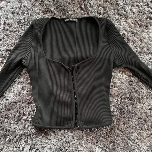 Tröja Zara - Tröja från Zara med korsettspännen i fram. Najs ringning och sätter sig snyggt