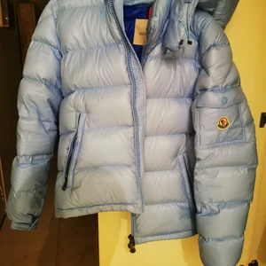 Moncler maya baby blue  - Väldigt sällsynt exemplar av moncler maya. Köpt 2016 men sparsamt använd. Köptes för 1200€ Storlek 2 (medium) 