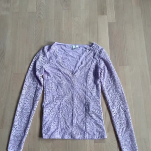 Lila spets tröja  - Stl: XS  Pris: 30 kr 