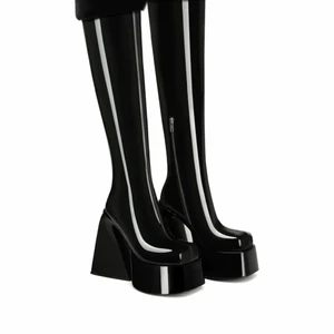 Naked wolfe black patent boots - Säljer mina helt oanvända naked wolfe skor i stilen jamie pga att jag köpte dem på rea och man kan inte återlämna dem då. Jag har som sagt bara provat på dem och sedan stoppat tillbaks dem i lådan. Obs, köparen står för frakten!
