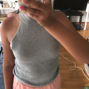 Linne - Det är en tunn stickad tröja/linne den har en liten reva i hörnet men den funkar ändå.😍