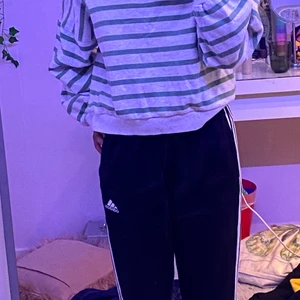 Grön ruttig tjocktröja från khappal  - Jätte skön tjocktröja med gröna linjer från kappahl. Köpte för ett halvår sen  och använt bara en gång.