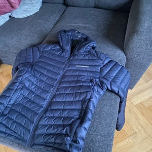 Peak performance jacka - Marin blå peak performance jacka i storlek L, använt ett fåtal gånger. Inklusive frakt