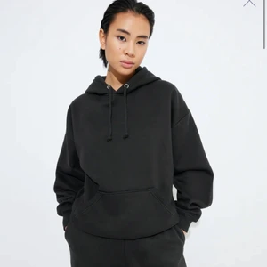 Svart houddie  - Svart houddie från bikbok i storlek XS-S till salu eftersom att jag ej använder den. Ändast använd fåtal gånger 🥰