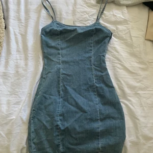 Klänning - Helt oanvänd klänning💕 i priset ingår frakt🤩