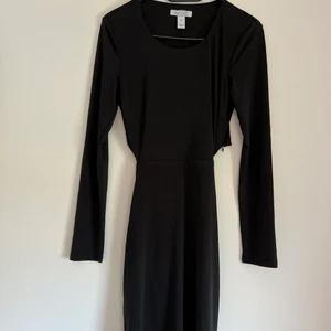 Klänning med öppen rygg - Svart klänning från Nelly med öppen rygg, använd några gånger, bra tillstånd 