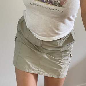 har tunna ”shorts” inuti perfekt i värmen! beige färg