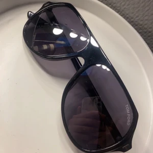Tom Ford solglasögon - Säljer dessa fina tom ford solglasögon för 600kr, ordinarie pris ligger på ca 2500 kr😎 