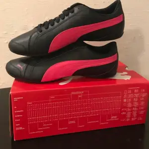Snygga PUMA sneakers - strl 39 Modell som utgått Svarta/rosa med läder.  Finns i Jonstorp. Skickas med posten. 66kr brukar det bli.