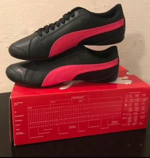 Oanvända PUMA sneakers Strl 39 - Snygga PUMA sneakers - strl 39 Modell som utgått Svarta/rosa med läder.  Finns i Jonstorp. Skickas med posten. 66kr brukar det bli.
