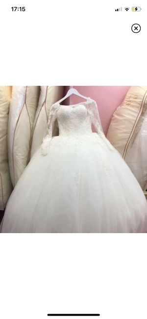 Bröllopsklänning i bra skick 34-38 bara 3000 - klänningen bar bara i 2 timmar för en fotografering det är som nytt men har en sminkflack som är lätt att tvätta av om du är intresserad av fler bilder eller något annat bara fråga