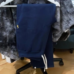 Ralph Lauren mjukisbyxor  - Dom raka polo mjukisbyxorna i väldigt bra skick