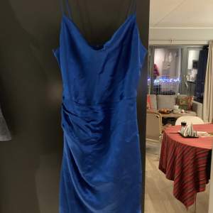 blå miniklänning i silkematerial från zara, bra för utekvällar och klubbande. i fint skick, knappt använd då den inte passar bra