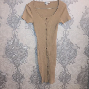 Beige klänning  - Finn och enkel fortfarande i bra skick