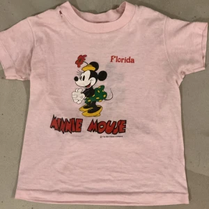 Minne Mouse Baby T - Tröjan har ett litet hål i kragen men annars i bra skick!