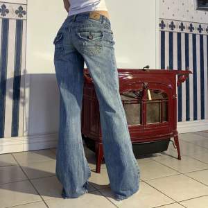 Ett par super snygga jeans som tyvärr var försmå.❣️ Midjemått:85 cm och innerbensmått:84 cm! Lånade bilder från tidigare ägare🫶🏼