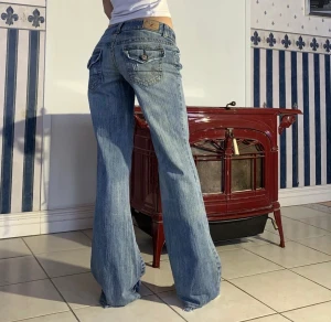 Vintage jeans - Ett par super snygga jeans som tyvärr var försmå.❣️ Midjemått:85 cm och innerbensmått:84 cm! Lånade bilder från tidigare ägare🫶🏼