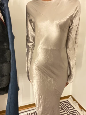 Weekday  - Klänning från weekday. Jag har  inte använda den klänningen. Jag bara ta bild.🤍