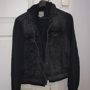 Denim jacket  - Säljer min jeansjacka från American Eagle.  Mycket hög kvalitet och  i superfint skick!💕💕