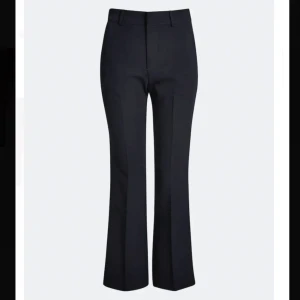 Bikbok kostymbyxor  - Kostymbyxor från bikbok i modellen Vilma nypris 399kr. Storlek 34. Säljer då dom är för små så kan även tänka mig att byta till samma byxor i storlek 36.