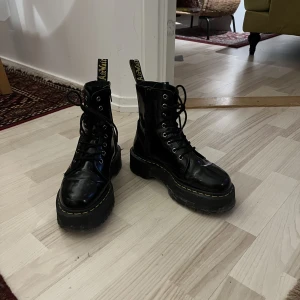 Jadon Dr.Martens - Köpta på Tradera för 1900kr, nytt skick! Endast testade, nyskick. 🤍