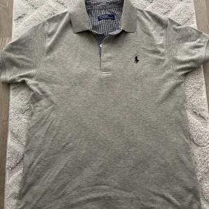 Pikétröja i storlek M - Köpt i appen about you när det var sommarrea. Använt i tre månader. Den är i en otroligt bra skick. Jag vill samla pengar till julrea. Normal passform och normal längd. Jag hade den på mig på musik och motorfestivalen i Älvdalen. Den passar in bra.