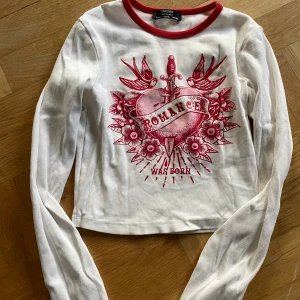 Bershka tröja - Långärmad tröja från bershka som är croppad. 