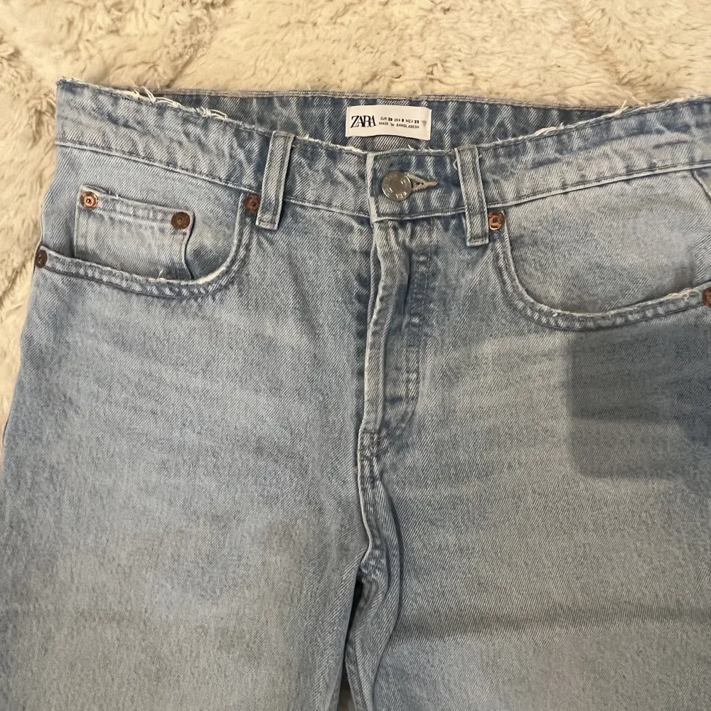 Straight leg jeans Mid waist från zara💗 I storlek 38. Bra skick och endast använda fåtal gånger. Köparen står för frakten. Första bilden är lånad! . Jeans & Byxor.