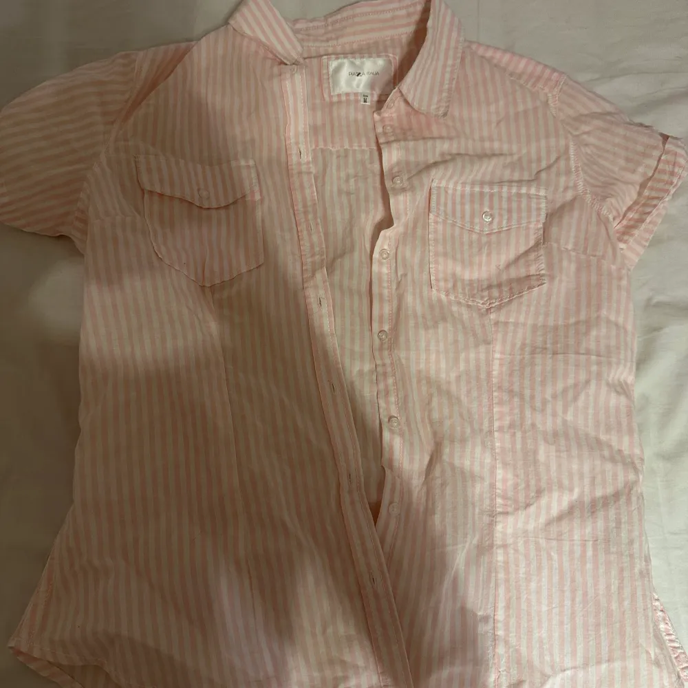En somrig skjorta, köpt på sellpy. Helt oanvänd hör av dig om du är intresserad!😊. Skjortor.
