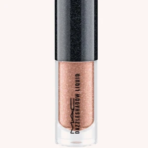Mac - liquid eyeshadow  - Mac - dazzleshadow liquid eyeshadow. Helt oöppnad. Färg: Beam time. Nytt pris: 265 kr Mitt pris: 150 kr  Köparen står för frakt eller ev slarv från posten. Kan även upphämtas. (Första bilden lånad av Kicks).