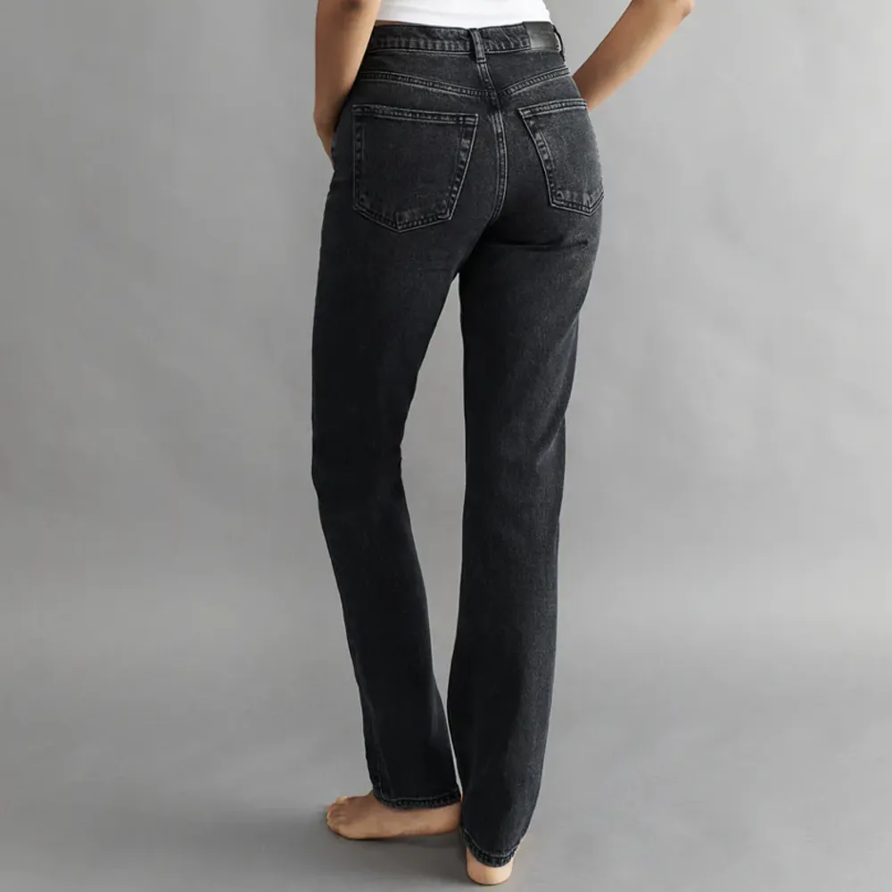Säljer dessa gråa straight slim jeans från Gina tricot pga för stora för mig. Endast använda två gånger därav väldigt bra skick!  Skickar spårbart 66kr. Jeans & Byxor.