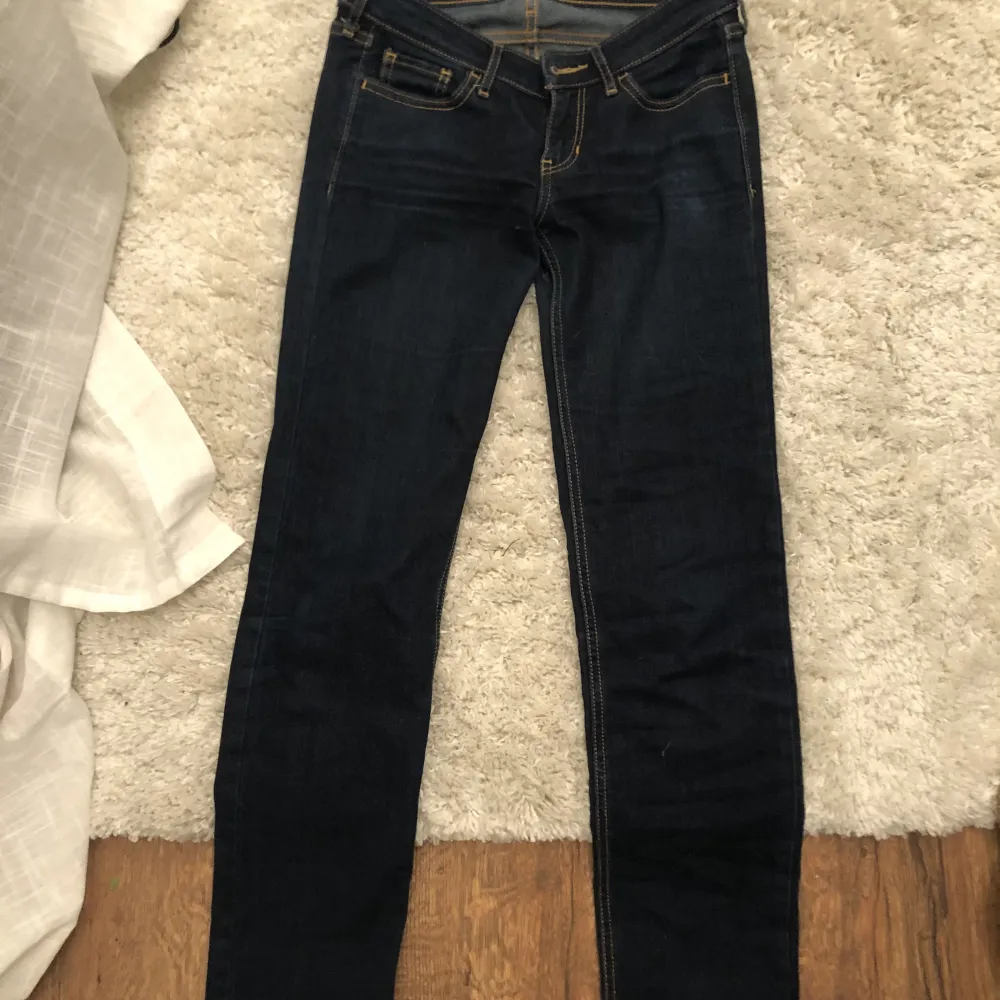 ⚠️PRISET ÄR 125kr ⚠️Lågmidjade mörkblå jeans från hollister. (Inte skinny jeans) Ärvde av min syster men jag har aldrig använt dem eftersom dem är för korta. Dem är lite tajtare där uppe och lite lösare där nere men är inte flaire.. Jeans & Byxor.